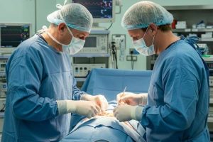 Cirujanos en el quirófano